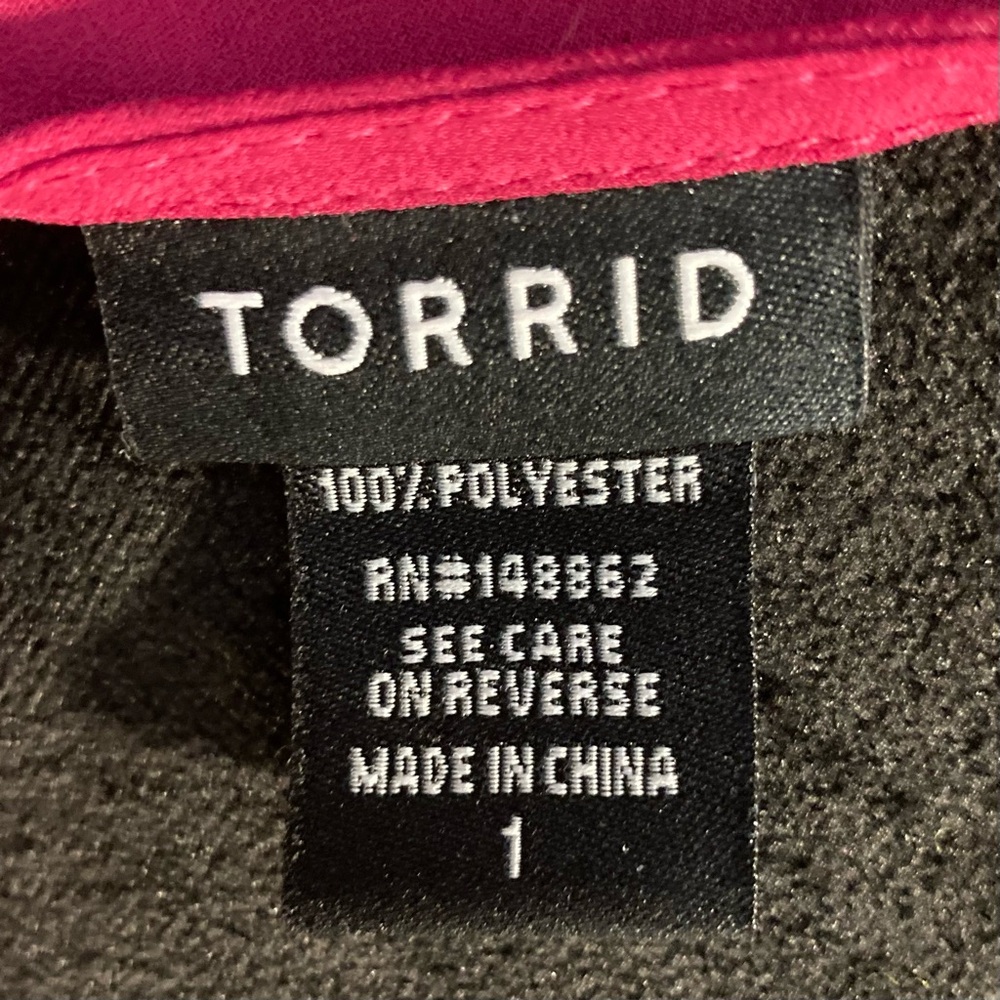 Torrid Size 1 Flowy Bare Shoulder Magenta Top - Picture 4 of 8
